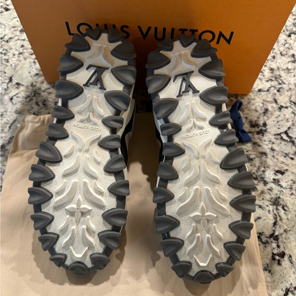 Louis Vuitton Sneakers Sz 38 - Picture 8 of 9